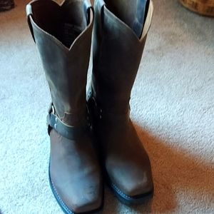 Men's size 11 EE harness boots made in Mexico